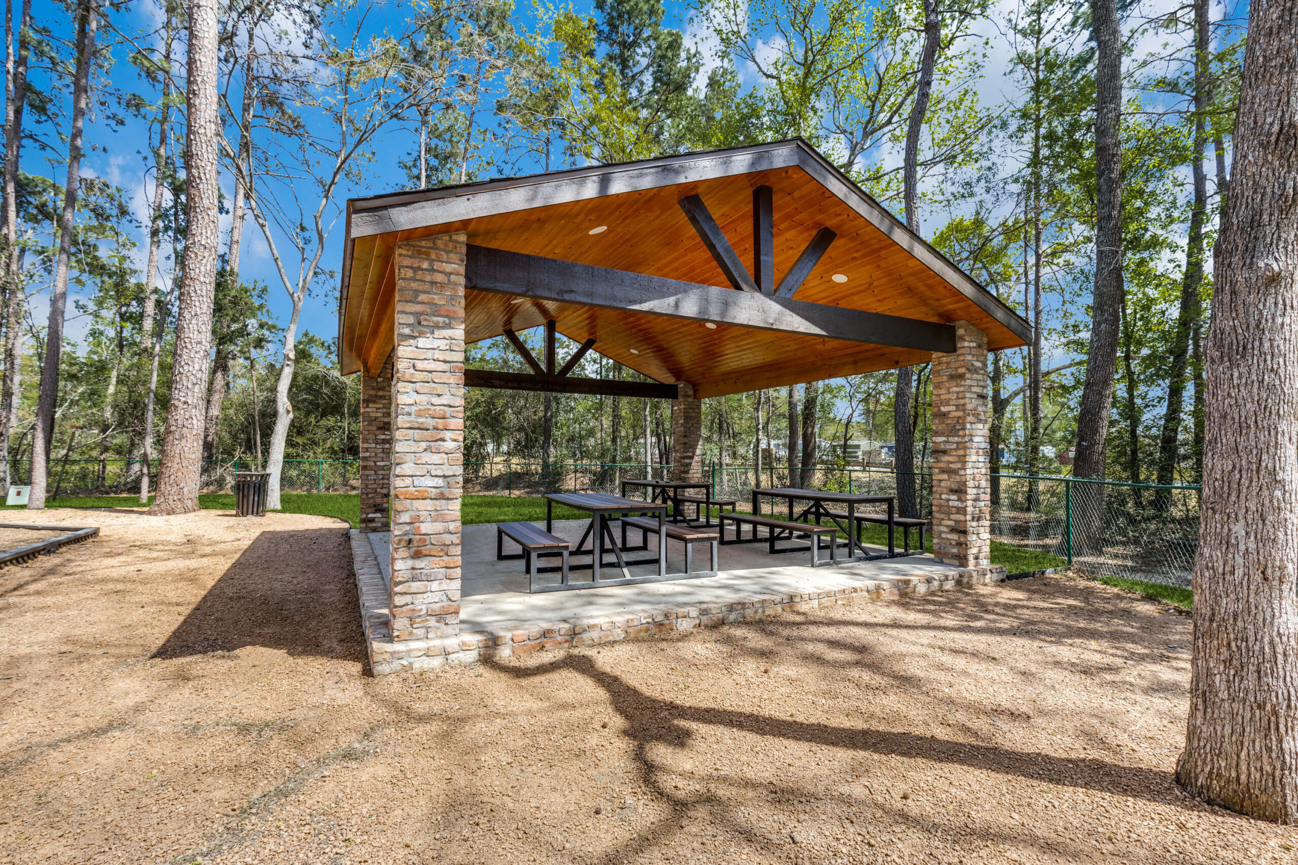 GAZEBO & PICNIC TABLES